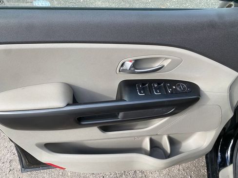 Used 2018 Kia Sedona L image 8