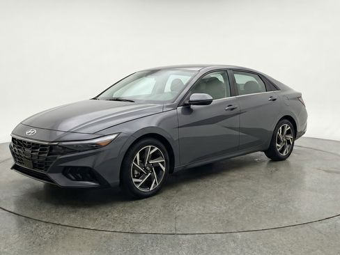Used 2025 Hyundai Elantra SEL FWD image 3