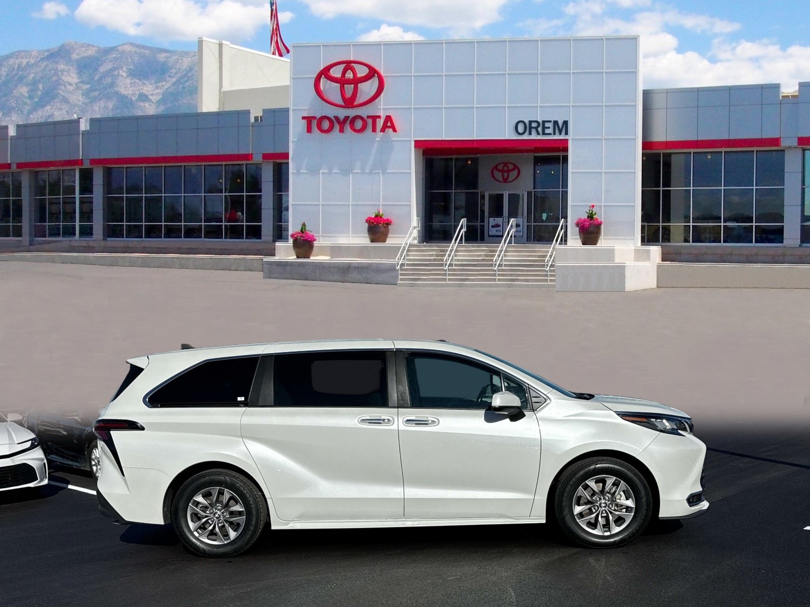 Used 2023 Toyota Sienna XLE FWD image 3