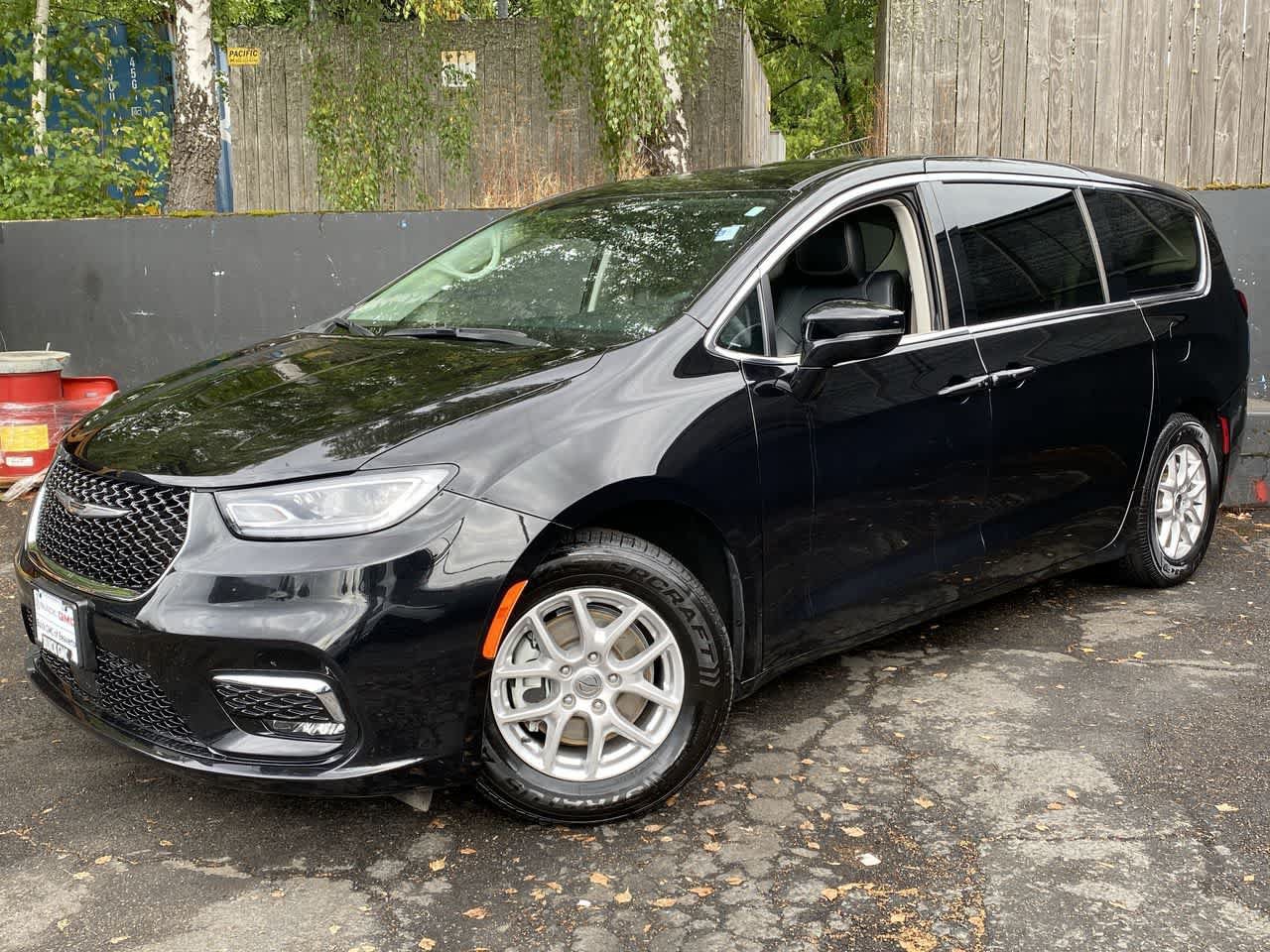 Used 2024 Chrysler Pacifica Touring-L FWD image 1