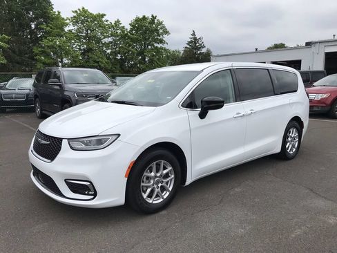Used 2024 Chrysler Pacifica Touring-L FWD image 4