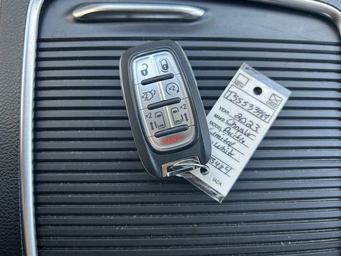 Used 2023 Chrysler Pacifica Limited FWD image 34