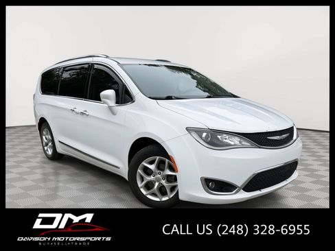Used 2017 Chrysler Pacifica Touring-L Plus w/ Tire & Wheel Group FWD image 1