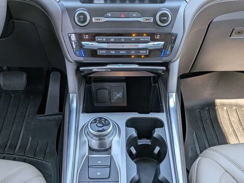 Used 2020 Ford Explorer Platinum w/ Premium Technology Package AWD/4WD image 20