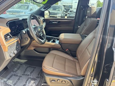 Used 2025 Chevrolet Tahoe High Country AWD/4WD image 16