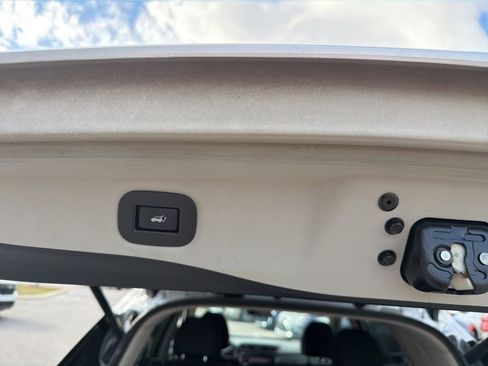 Used 2018 Nissan Rogue SV w/ Premium Package image 17