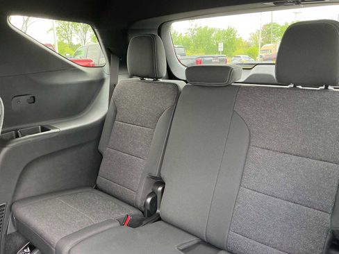 Used 2025 Chevrolet Traverse LT FWD image 25