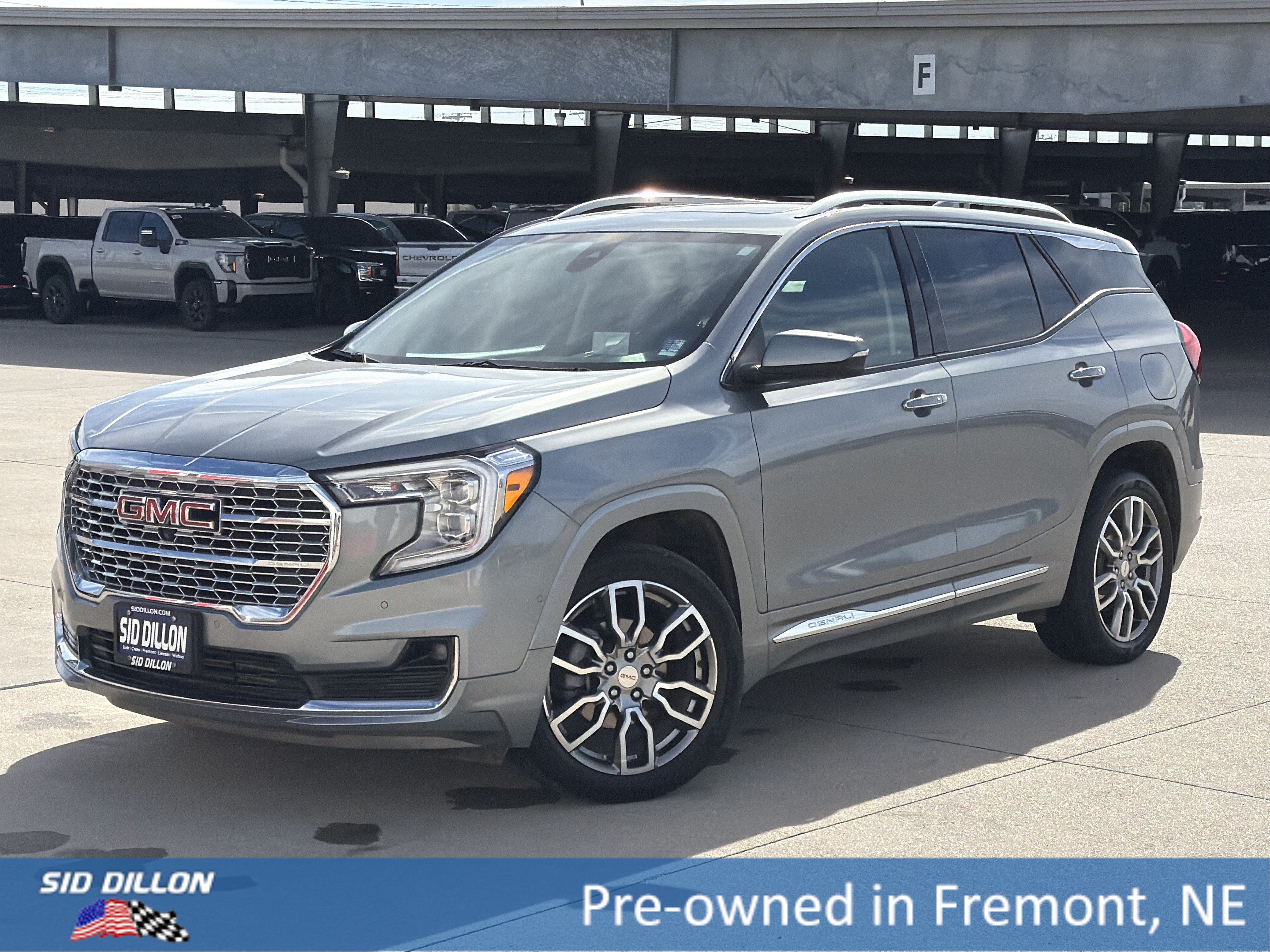 Used 2024 GMC Terrain Denali w/ Denali Premium Package AWD/4WD image 1