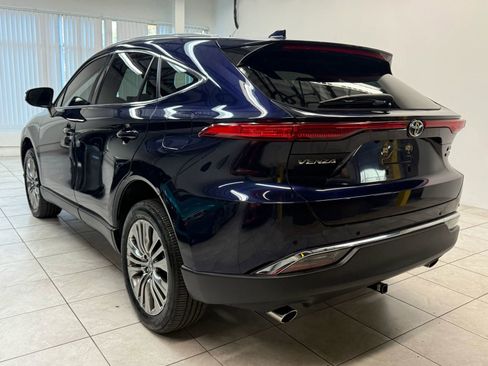 Used 2022 Toyota Venza XLE image 7