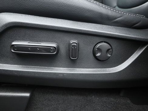 Used 2025 Honda Pilot EX-L image 11
