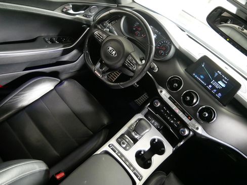 Used 2020 Kia Stinger GT2 image 9