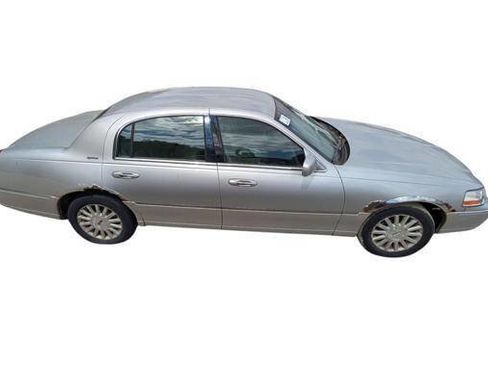 Used 2003 Lincoln Town Car Signature RWD image 7