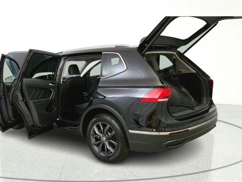 Used 2022 Volkswagen Tiguan SE w/ Panoramic Sunroof Package FWD image 12