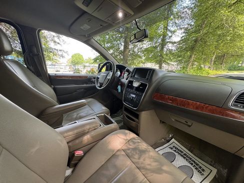 Used 2016 Chrysler Town & Country Touring image 16