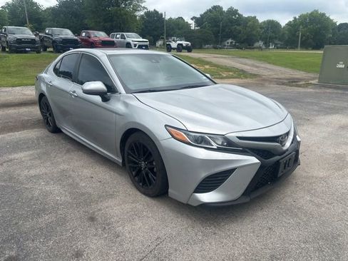 Used 2021 Toyota Camry SE FWD image 3