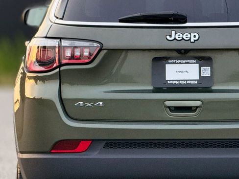 Used 2020 Jeep Compass Latitude w/ Cold Weather Group AWD/4WD image 13