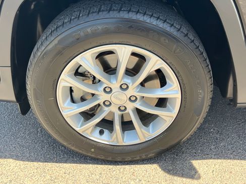 Used 2019 Jeep Cherokee Latitude w/ Popular Appearance Group AWD/4WD image 24