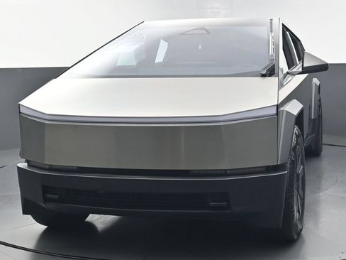 Used 2024 Tesla Cybertruck AWD Crew Cab image 6