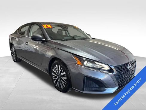Used 2024 Nissan Altima 2.5 SV FWD image 3