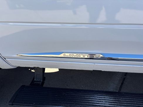 Used 2018 RAM 3500 Laramie Longhorn image 11