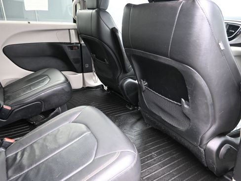 Used 2018 Chrysler Pacifica Touring-L image 24