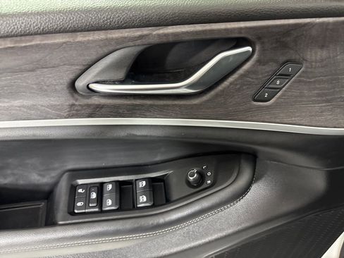 Used 2024 Jeep Grand Cherokee L Limited w/ Luxury Tech Group II image 15