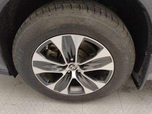 Used 2021 Toyota Highlander XLE image 31