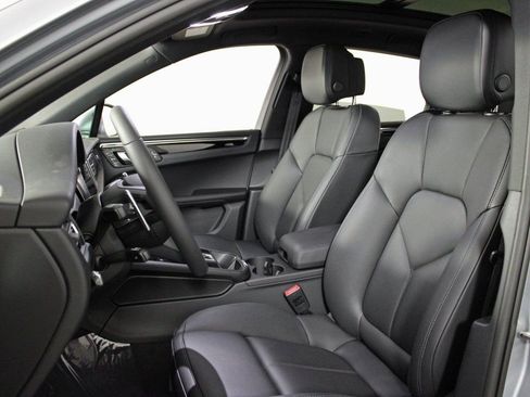 Certified 2025 Porsche Macan image 5