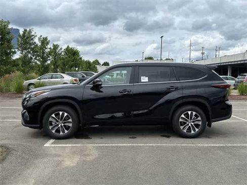 New 2024 Toyota Highlander XLE image 2