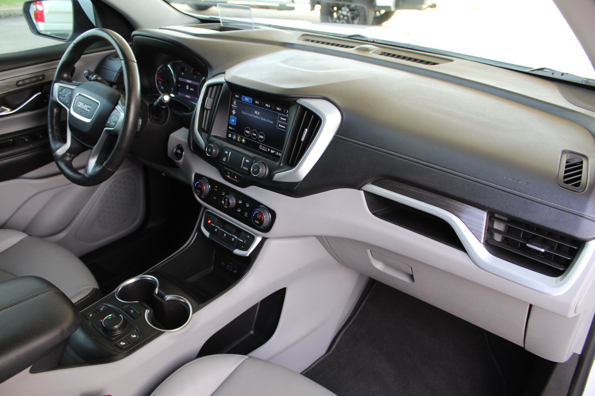 Used 2022 GMC Terrain SLT w/ Tech Package FWD image 16