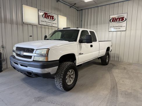 Used 2004 Chevrolet Silverado 2500 LS w/ Heavy-Duty Power Package AWD/4WD image 11