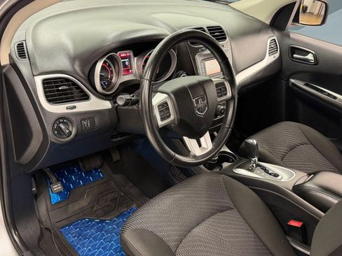 Used 2019 Dodge Journey SE w/ Connectivity Group FWD image 3