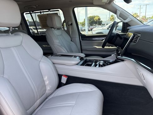 Used 2024 Jeep Wagoneer 4WD w/ Premium Group I image 33