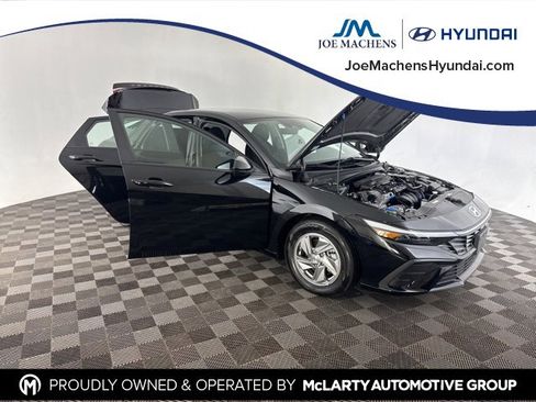 Certified 2025 Hyundai Elantra SE image 14