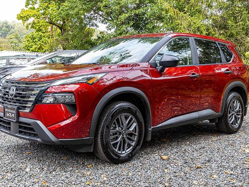 Used 2024 Nissan Rogue S image 3