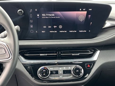 Used 2025 Buick Envista Sport Touring image 21