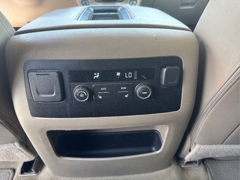 Used 2017 GMC Yukon SLT AWD/4WD image 27