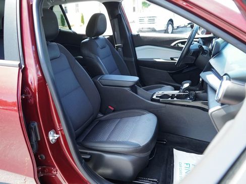 Used 2025 Chevrolet Trax LT w/ Driver Confidence Package FWD image 32