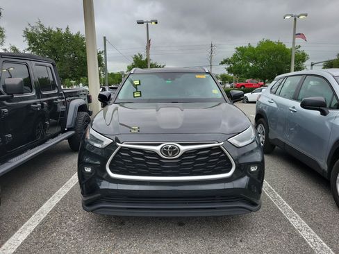 Used 2021 Toyota Highlander XLE FWD image 28
