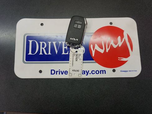 Used 2024 Kia Carnival EX FWD image 17