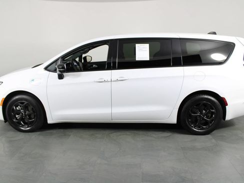 Used 2024 Chrysler Pacifica Limited FWD image 13