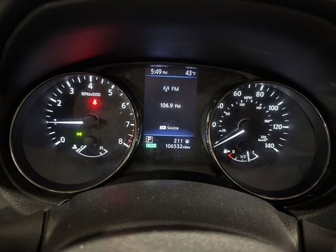 Used 2018 Nissan Rogue SV w/ Premium Package image 13