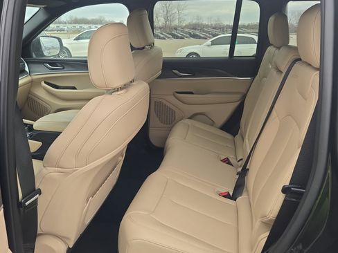 Used 2025 Jeep Grand Cherokee Limited image 10