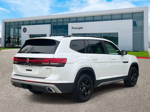 New 2026 Volkswagen Atlas Peak Edition image 3