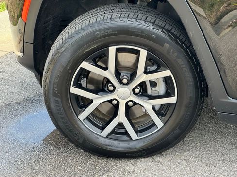 Used 2024 Jeep Grand Cherokee L Limited w/ Luxury Tech Group II AWD/4WD image 12