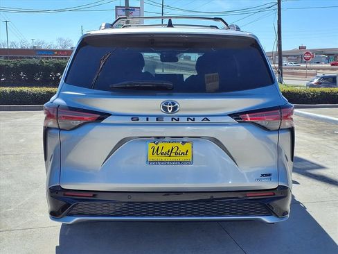 Used 2024 Toyota Sienna XSE w/ XSE Premium Package image 5