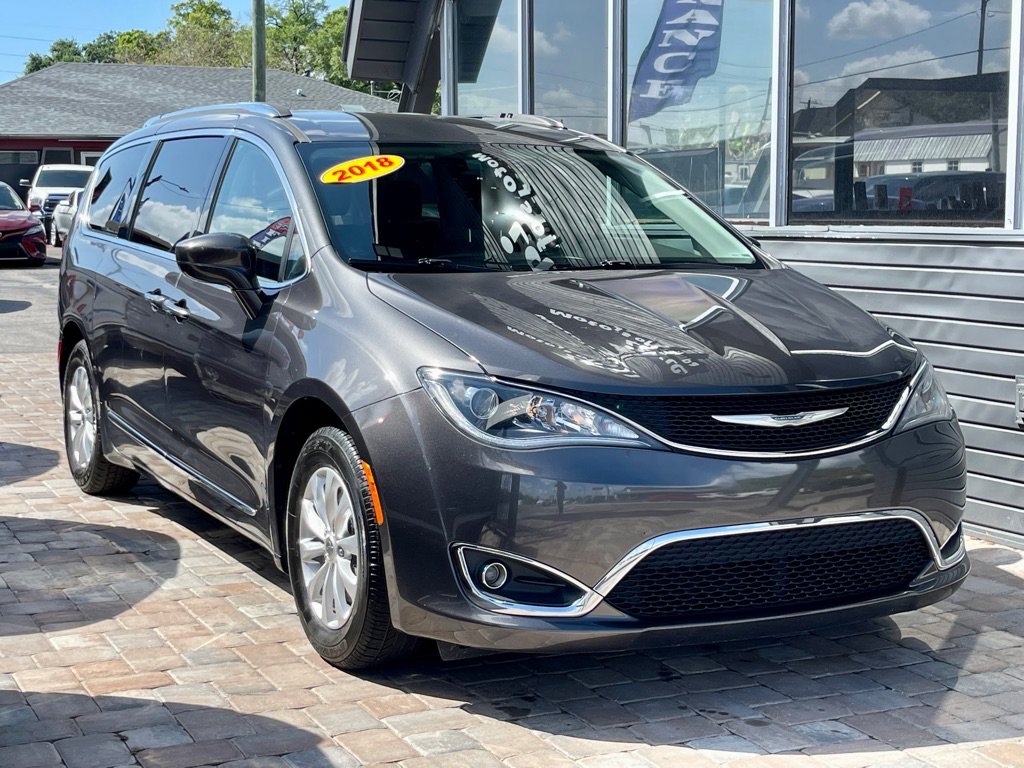 Used 2018 Chrysler Pacifica Touring-L FWD image 4