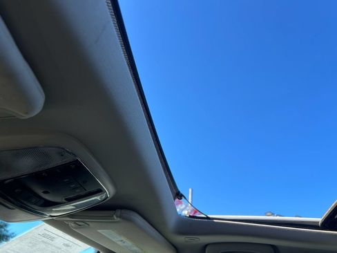 Used 2019 Chrysler 300 Limited RWD image 15