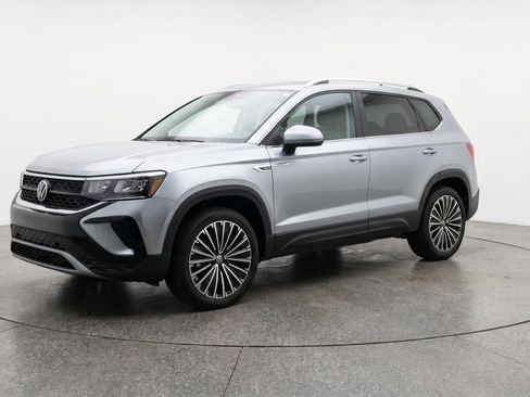 Used 2025 Volkswagen Taos SE FWD image 3