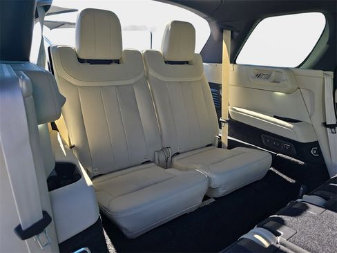 New 2025 Land Rover Range Rover Long Wheelbase SE image 12